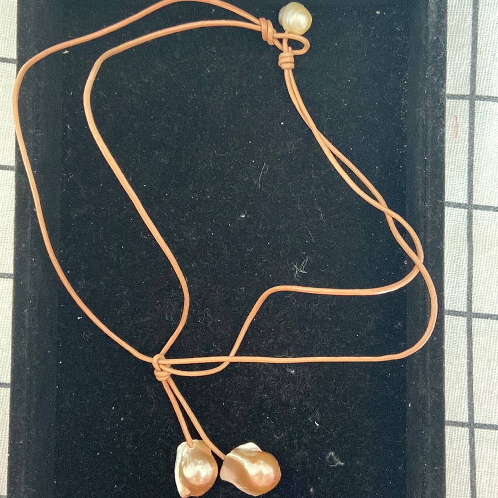 Fresh Water Pearl Leather necklace